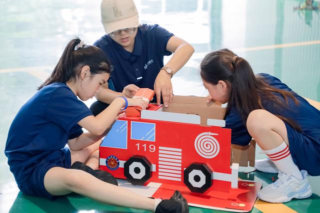 孩子们正在消防站上手工课.图源:朝阳区消防救援支队