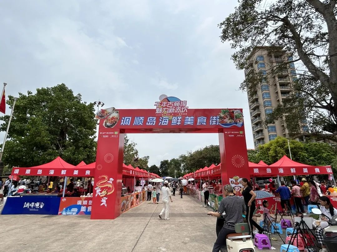 调顺海鲜美食街位于调顺路沿线两侧,沿着调顺路水闸口走进调顺海鲜