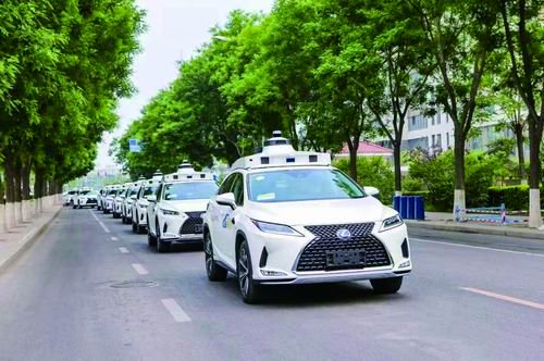 小马智行RoboTaxi服务车队行驶在北京经济技术开发区的道路上。 受访者供图