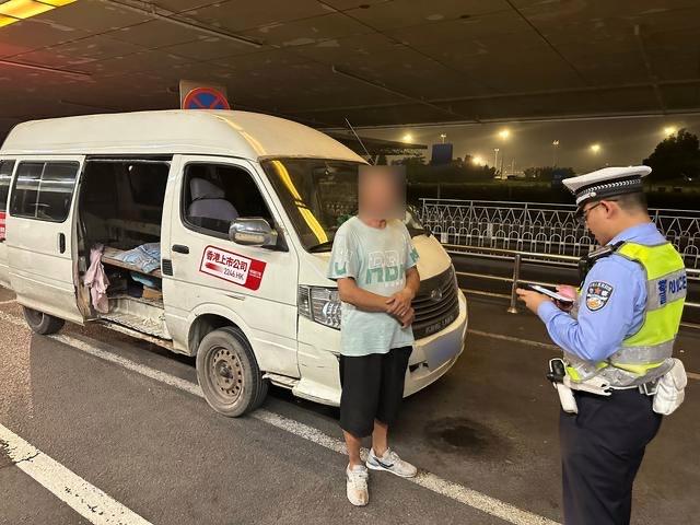 面包车超员183%,司机涉嫌危险驾驶罪被依法采取刑事强制措施_新浪财经