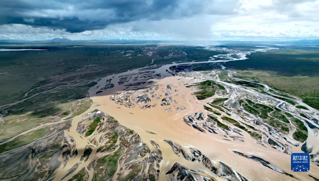 在沱沱河与当曲汇合处的囊极巴陇拍摄的辫状河道(7月27日摄,无人机