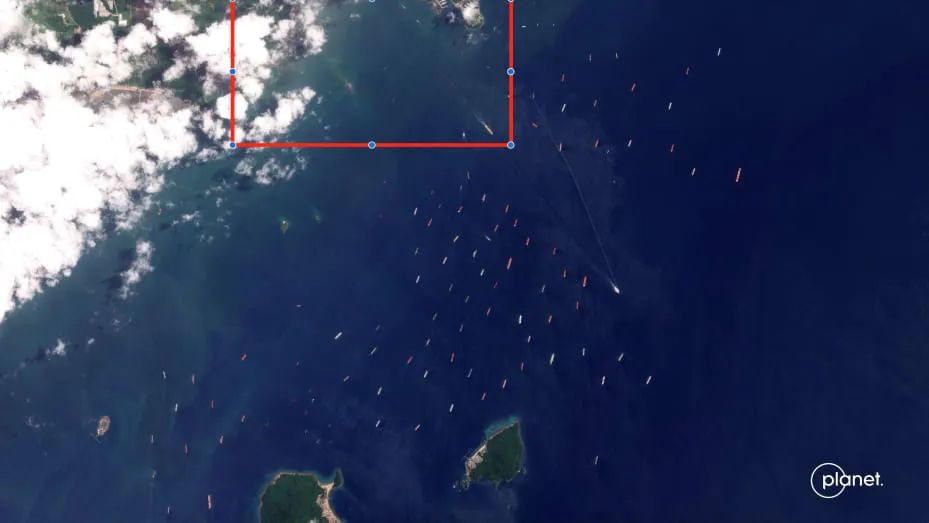 红色方块表示巴拿马运河区域，周围则是等待从太平洋一侧穿越巴拿马运河的船只。 图片来源：CNBC