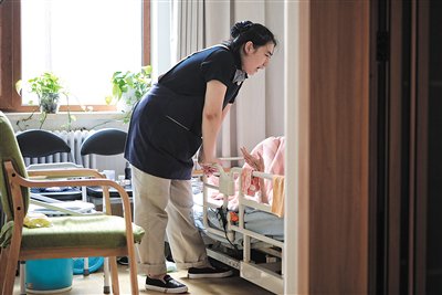 2019年8月28日,首开寸草西钓鱼台养老院,护工正在服务老人上厕所.