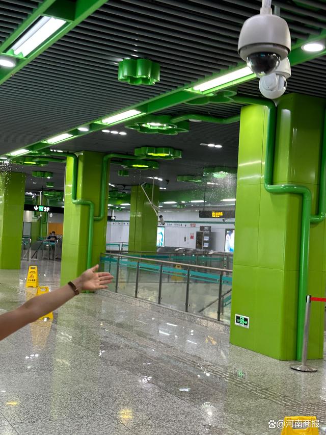 8月14日上午8点半左右,有网友爆料称上海地铁12号线桂林公园站漏水