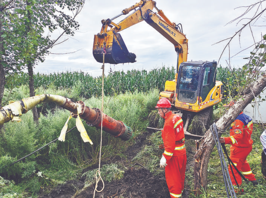 图为国家矿山应急救援(中国有色)红透山队使用挖掘机安装矿用排沙潜水