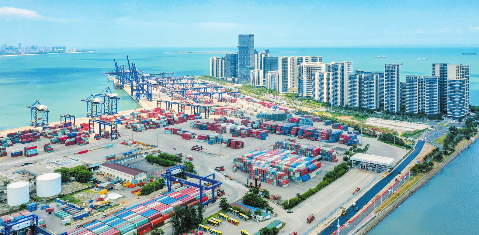 航拍镜头下的海口秀英港集装箱码头,车来车往,一派繁忙景象.