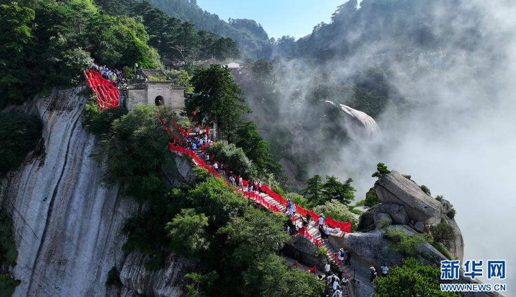 游客在华山北峰金锁关游览(8月10日摄,无人机照片).