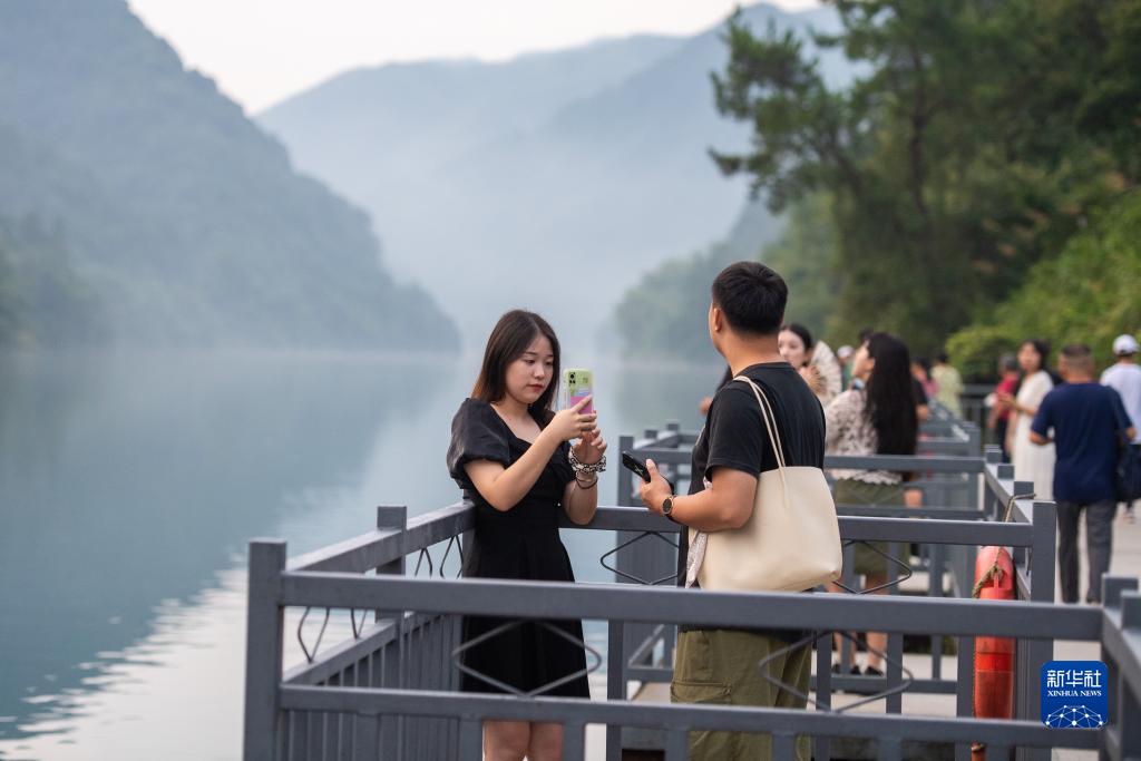 8月9日,游客在资兴市东江湖景区游玩,拍照.新华社记者陈思汗摄