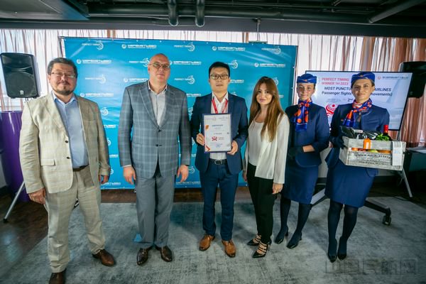 莫斯科谢列梅捷沃国际机场代表为海南航空颁奖
