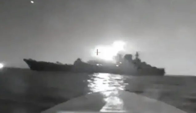 ↑8月4日，乌方称利用无人舰艇袭击俄“奥列涅戈尔斯基·戈尔尼亚克”号大型登陆舰 图据央视新闻
