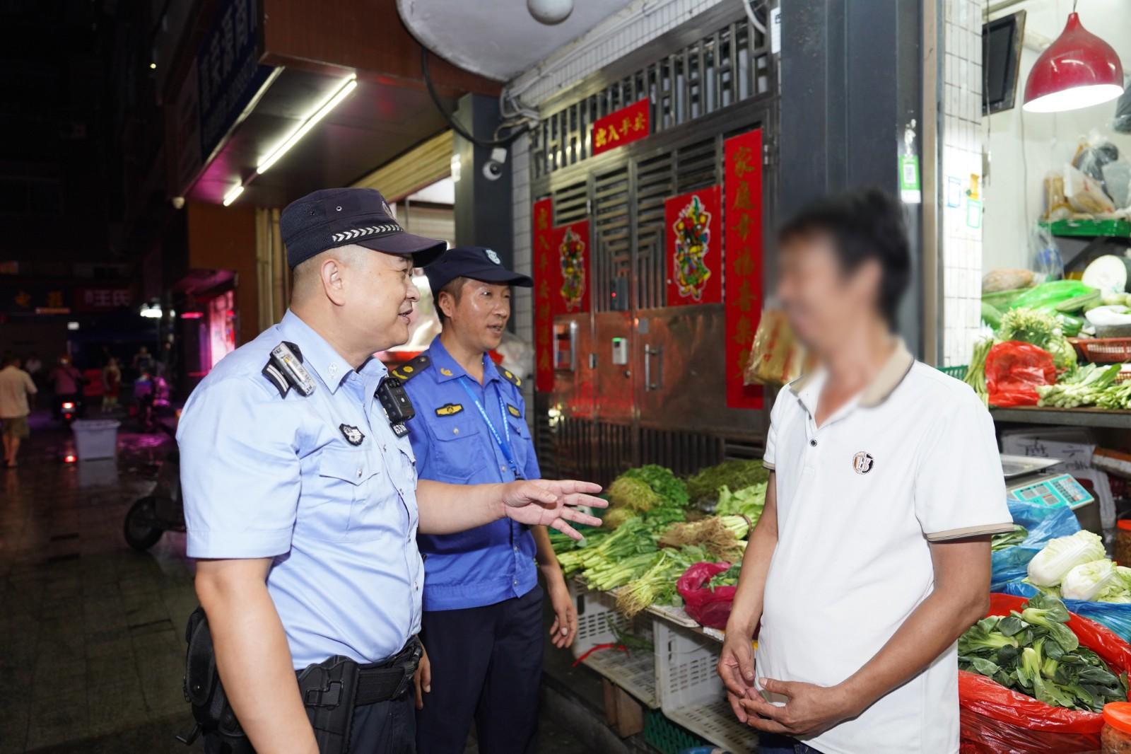 民警在城中村开展安全排查和安防宣传