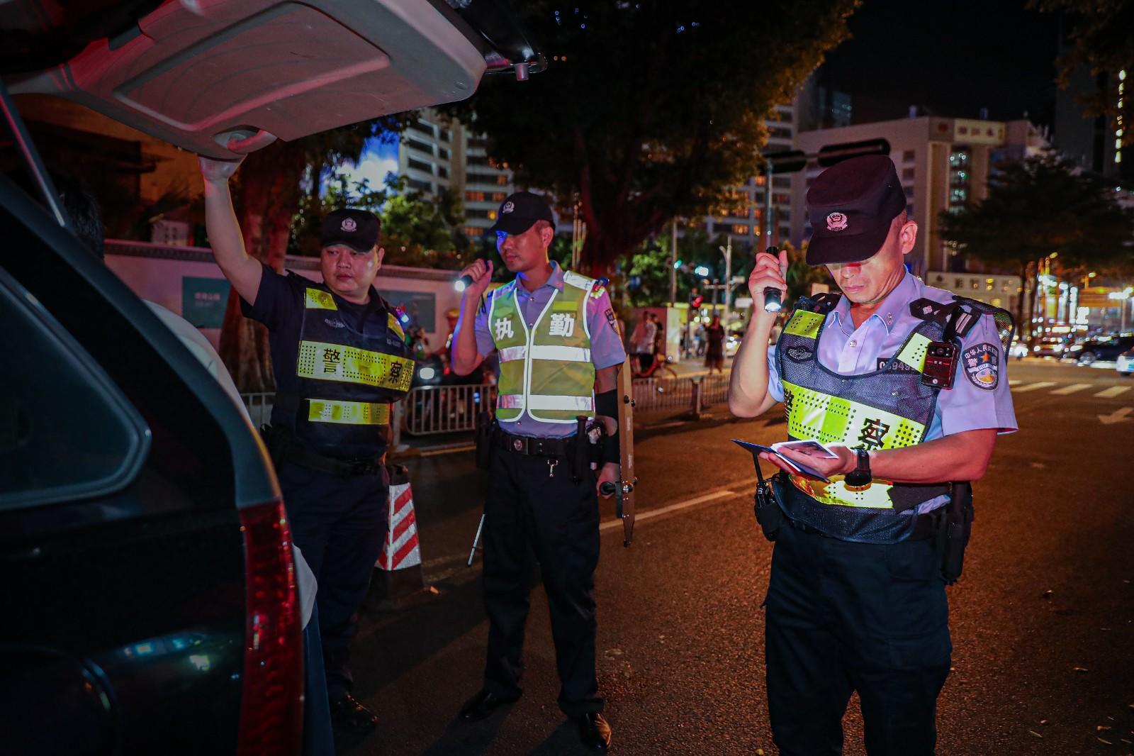 民警在路面检查盘查车辆