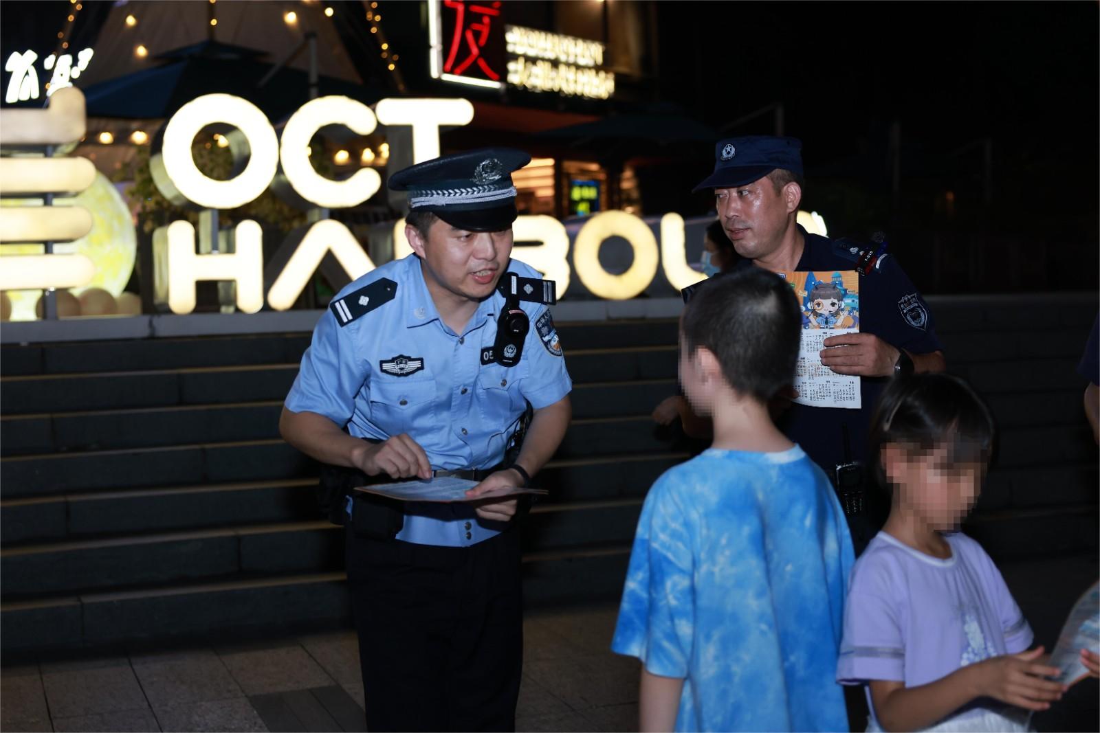 民警向少年儿童宣传安全防范知识