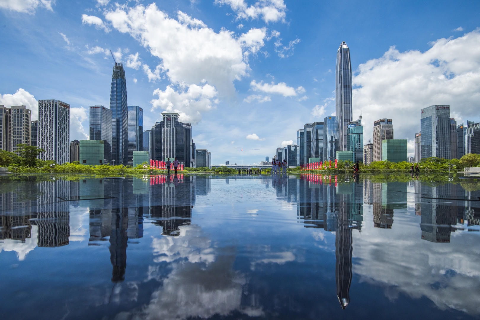 2020年6月30日,深圳市民中心广场的建筑倒影.图据ic photo