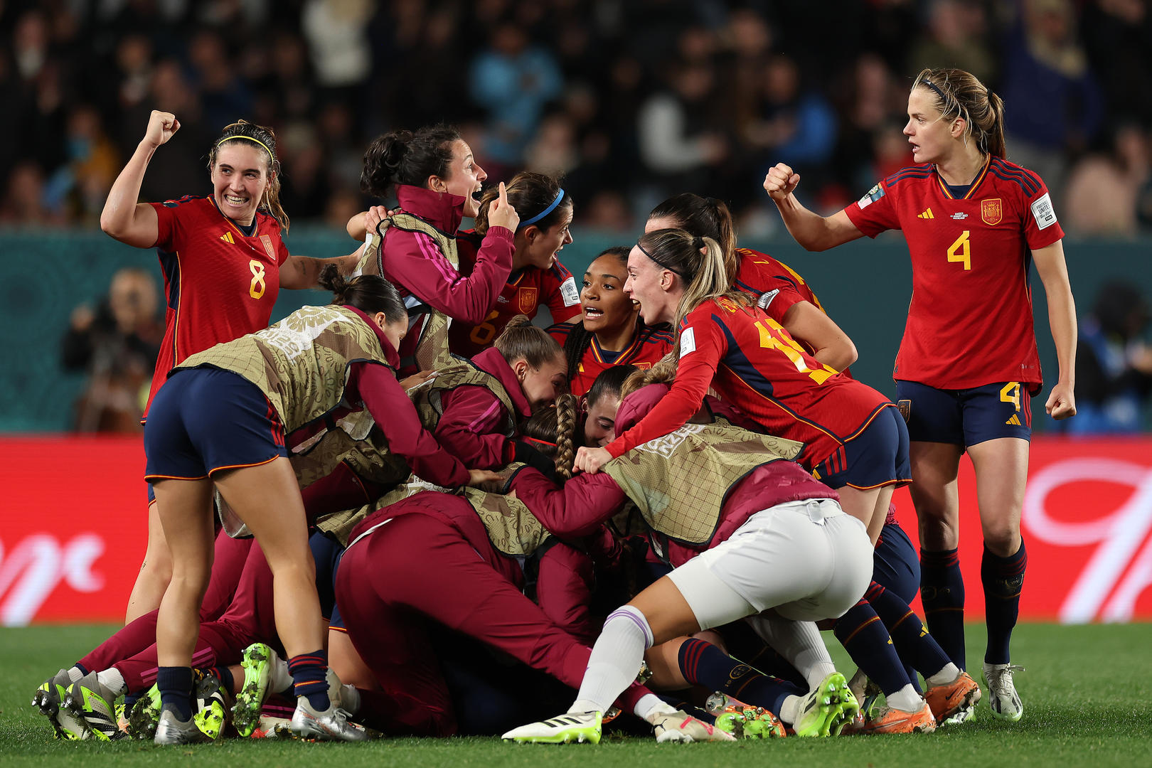 打进绝杀进球，西班牙女足疯狂庆祝 图据视觉中国