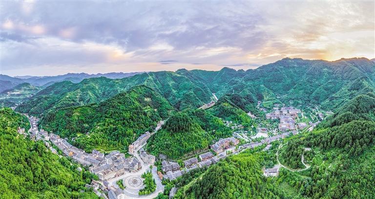 生态宜居的剑河县仰阿莎温泉小镇. 龙顺伟 摄