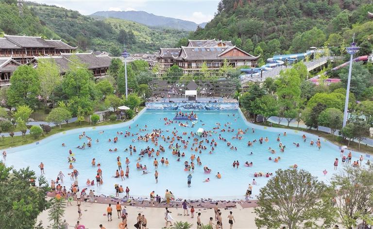 剑河县温泉小镇内,有趣的水上乐园项目. 龙顺伟 摄