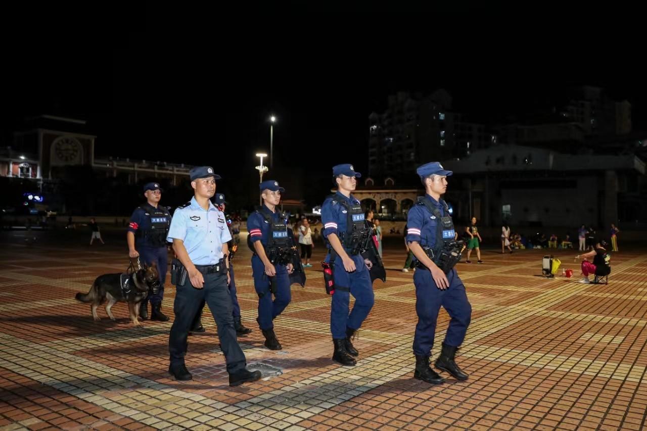 民警在街面开展徒步巡逻