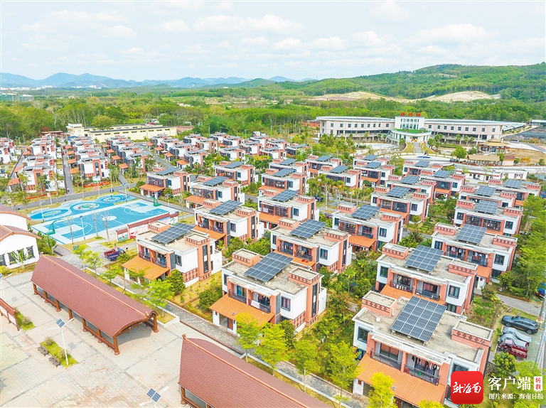 俯瞰白沙黎族自治县牙叉镇新高峰村.该村系海南首个生态搬迁村庄.