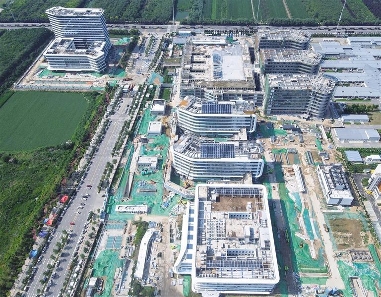 航拍西安市公共卫生中心(西安市第八医院新院区)项目全景.