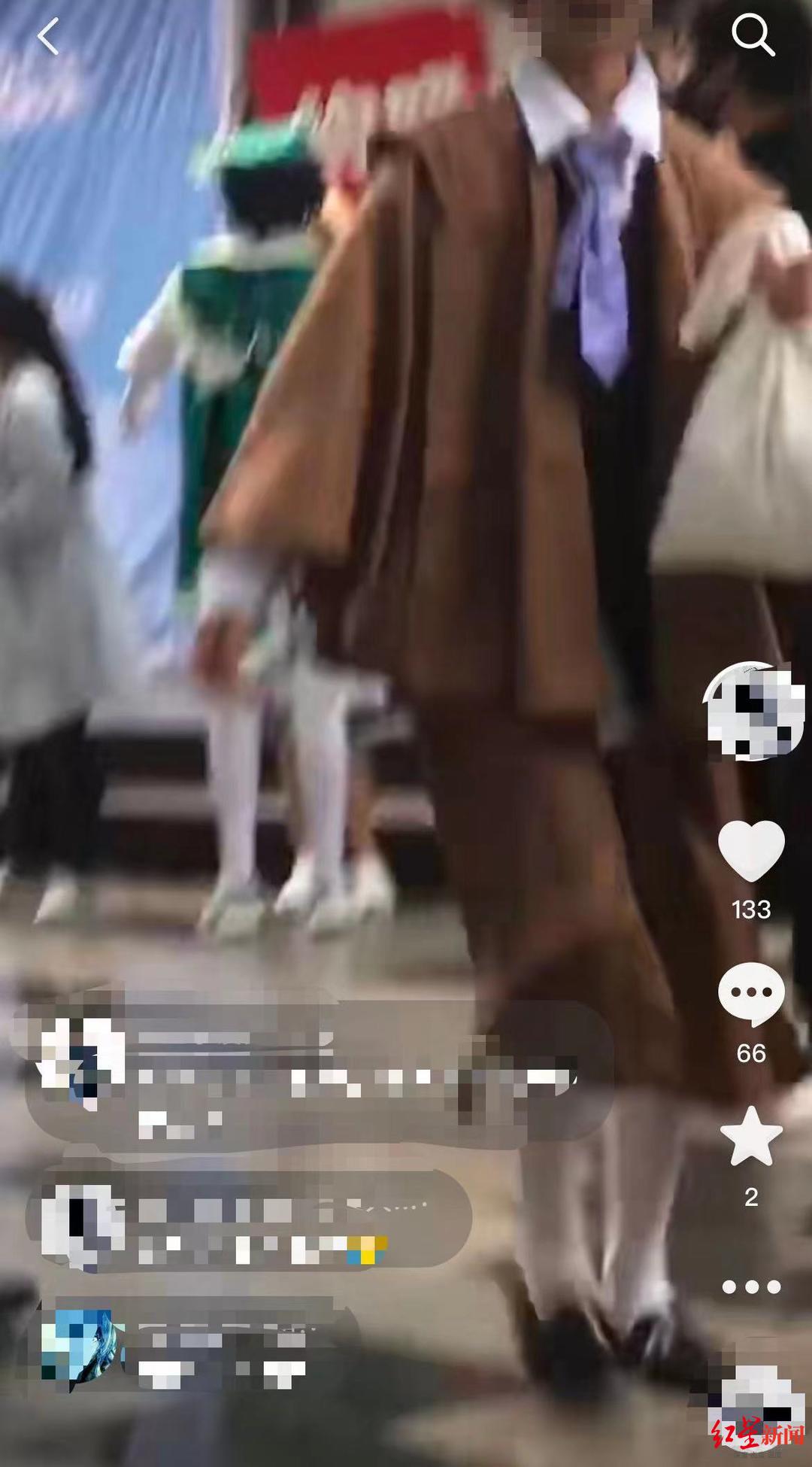 锦州漫展一男生疑似掀女生裙子 漫展负责人:双方系朋友关系,当时正在