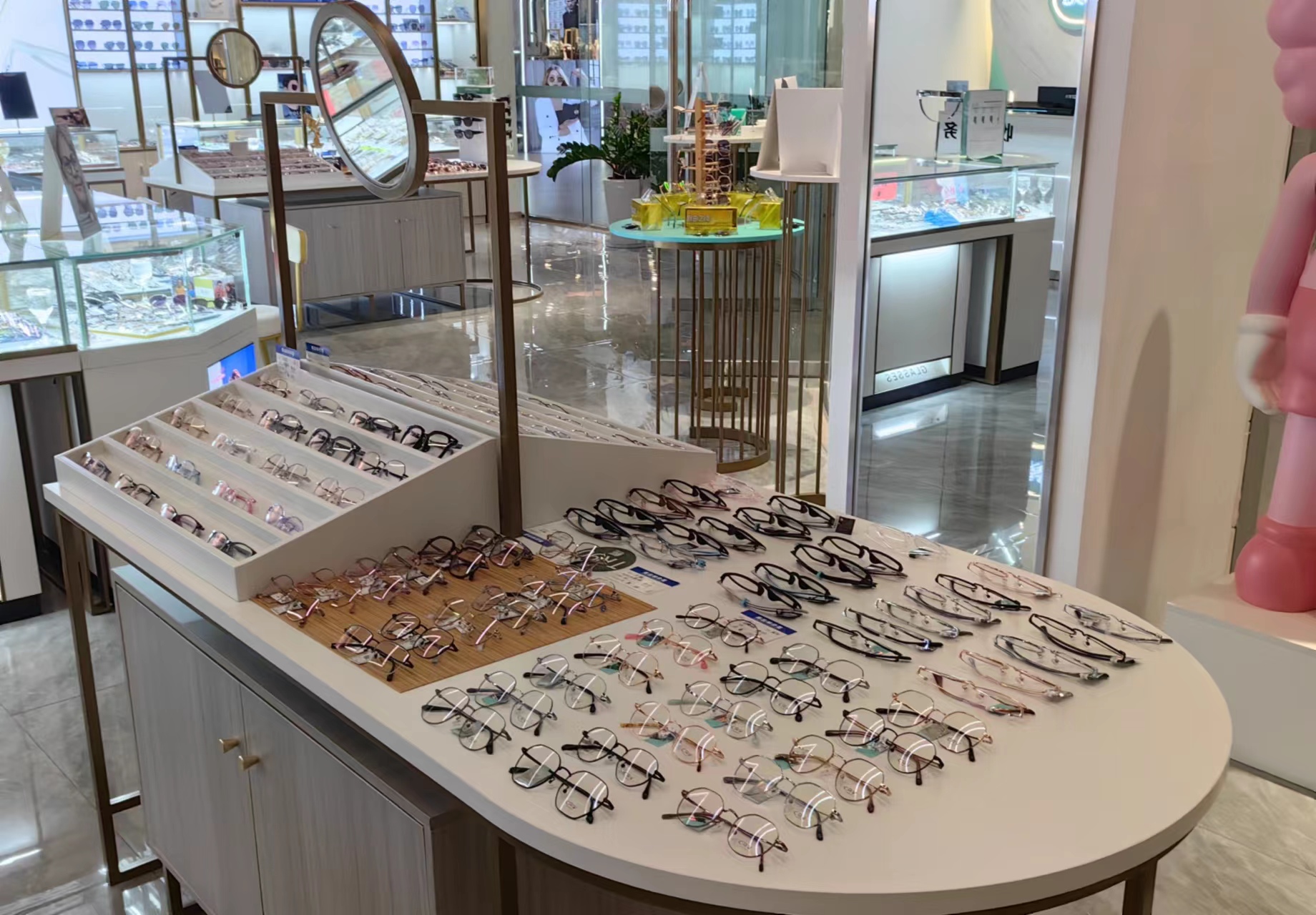 云南某地一家眼镜店.