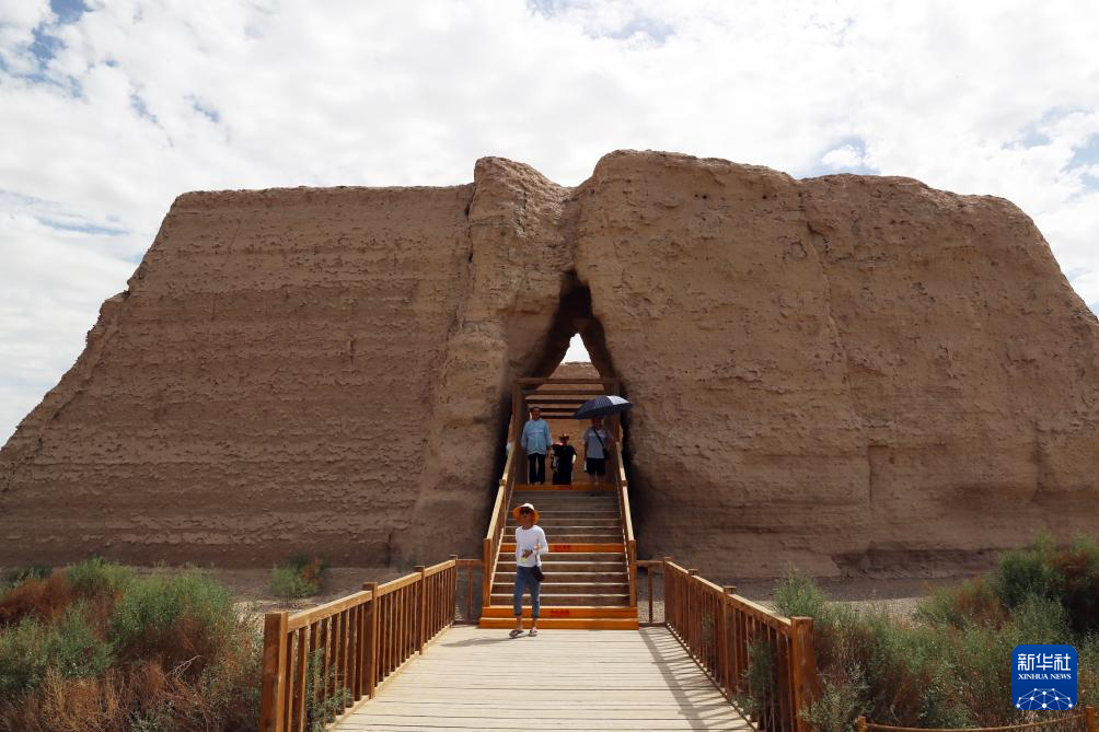 69698月13日,游客在甘肃省敦煌市玉门关景区游览.