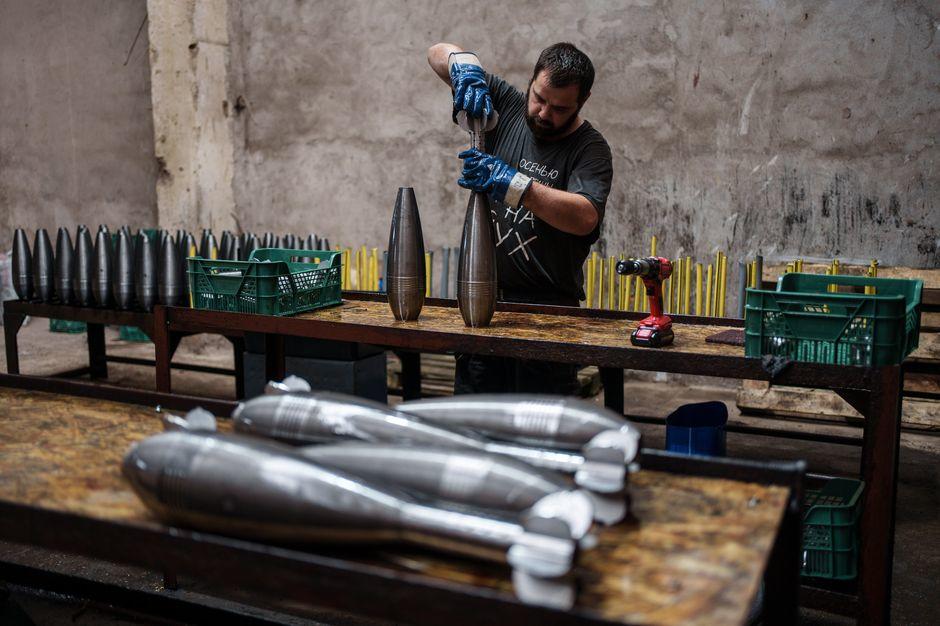 ▲乌克兰军工厂正在制造炮弹