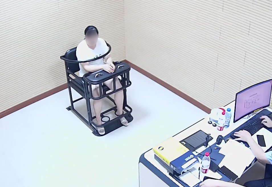 对犯罪嫌疑人罗某进行审讯.警方供图