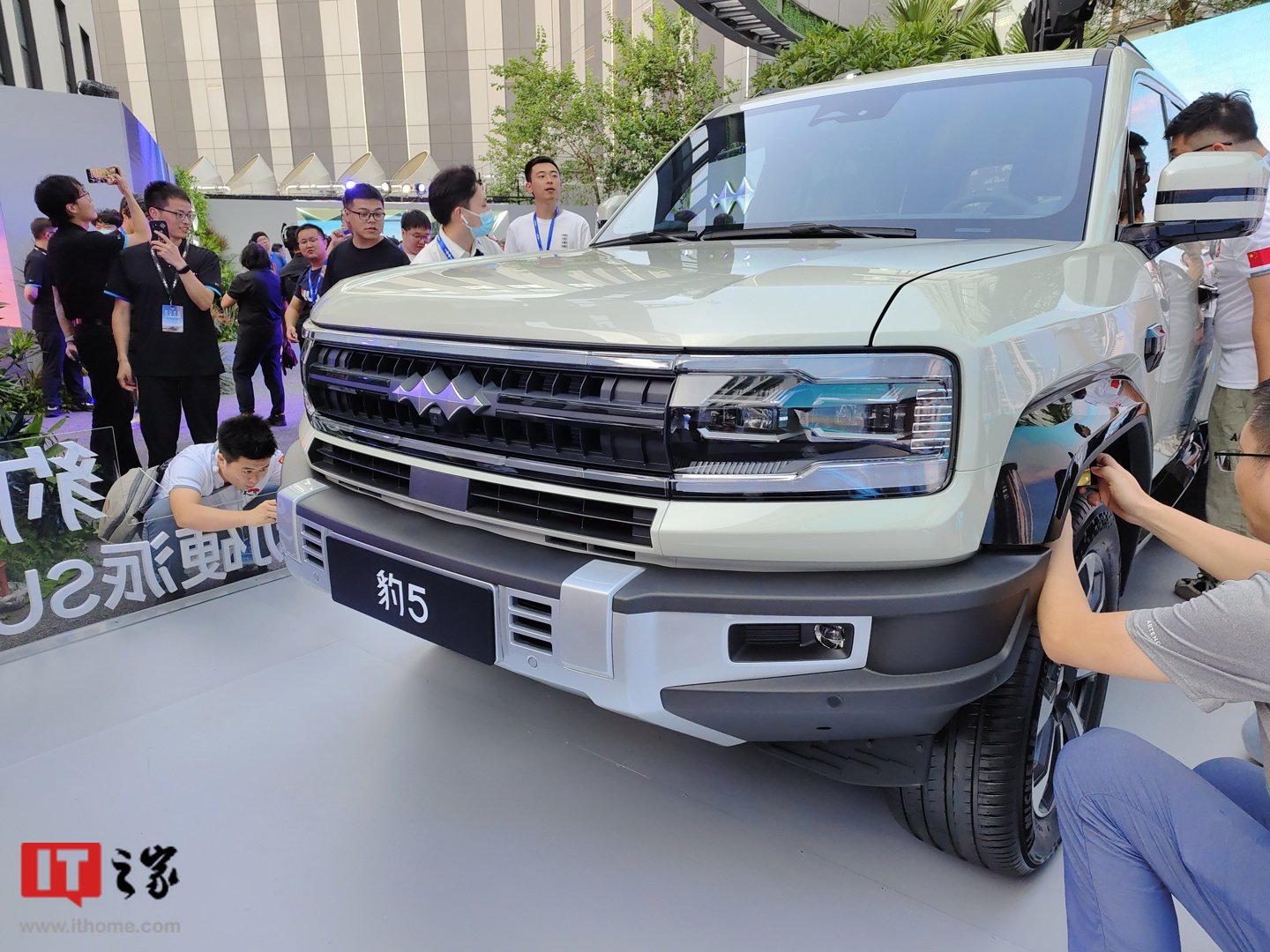 比亚迪方程豹首款车型豹 5 正式登场，采用 DMO 超级混动越野平台