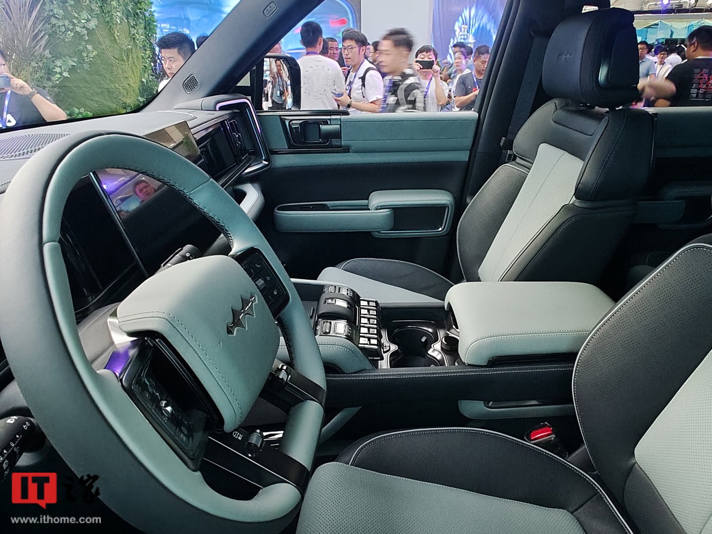 比亚迪方程豹首款车型豹 5 正式登场，采用 DMO 超级混动越野平台