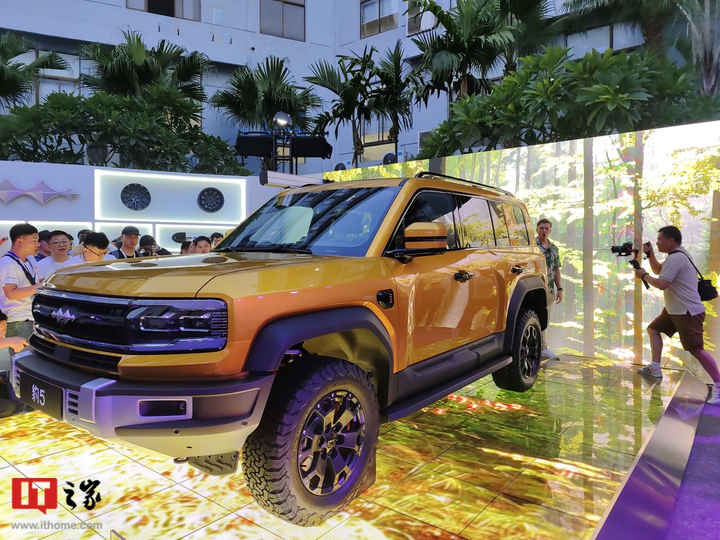 比亚迪方程豹首款车型豹 5 正式登场，采用 DMO 超级混动越野平台