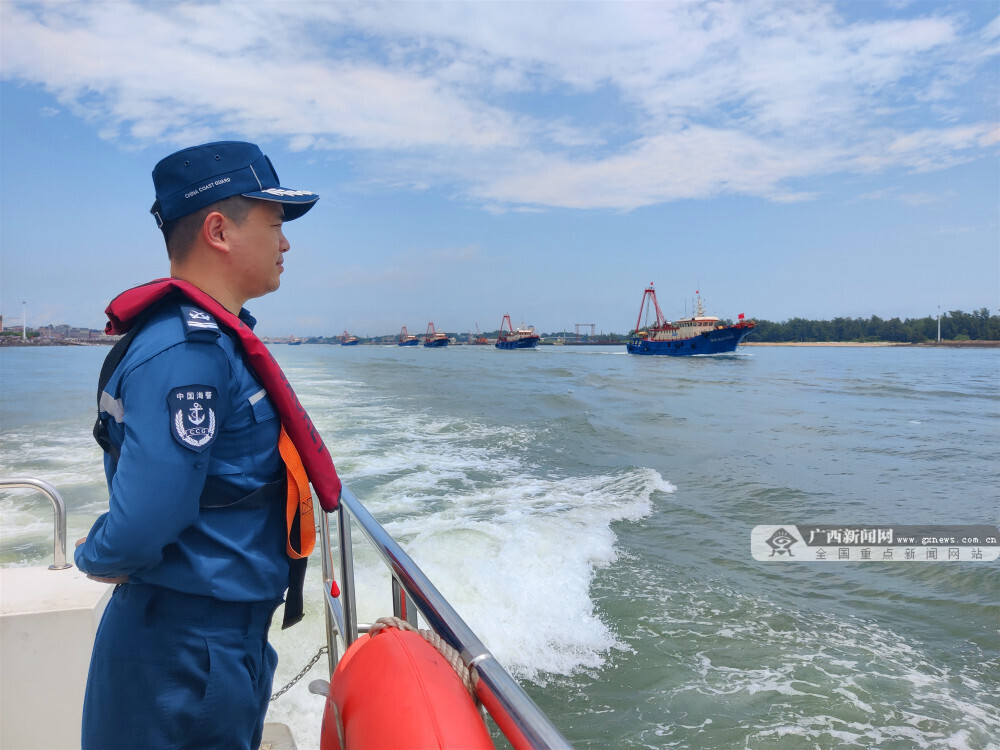 防城港海警出动力量,为出海的渔船提供安全保障.防城港海警局供图