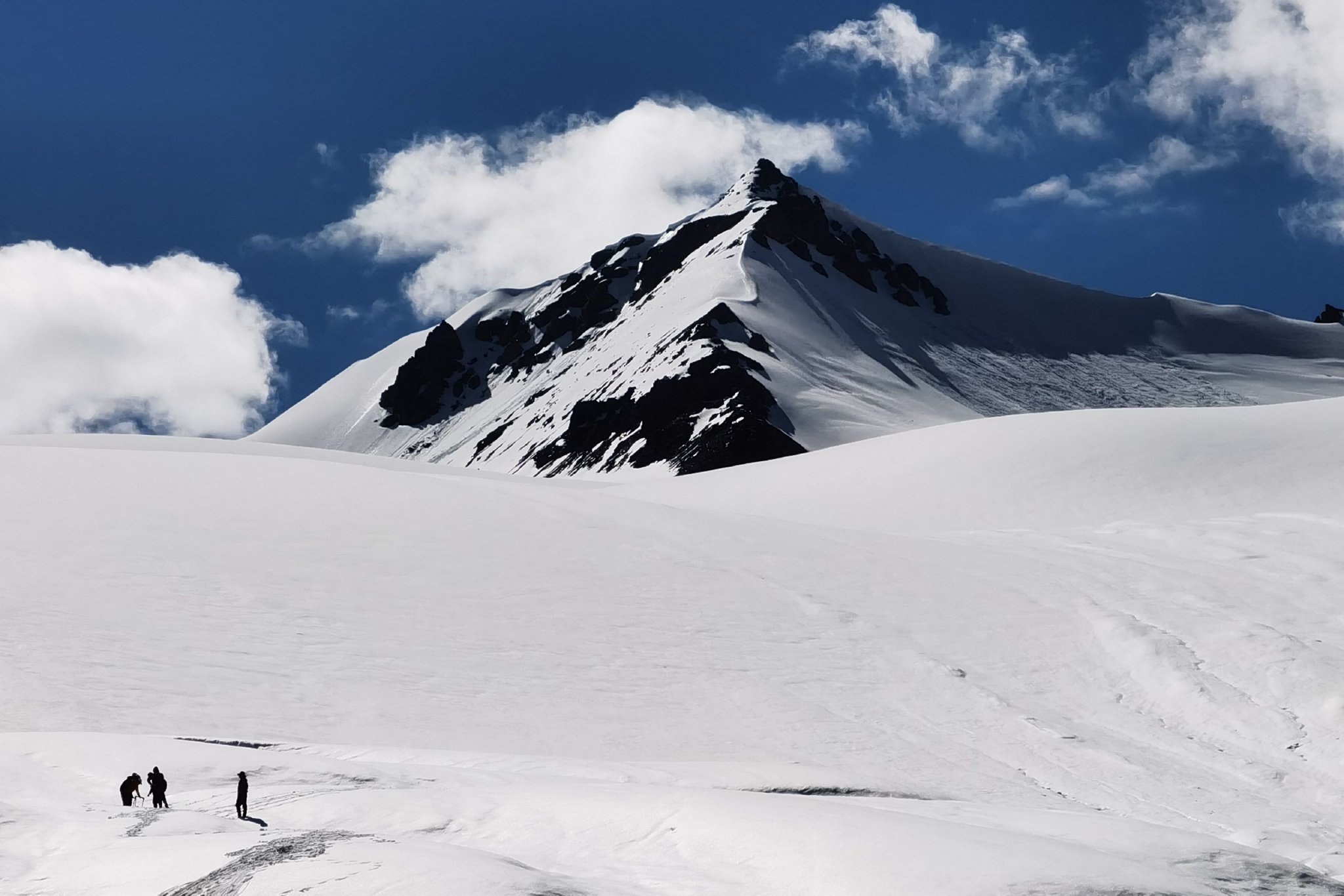 科考队员在格拉丹东雪山主峰冰川上进行地质雷达探测(7月28日摄,无人