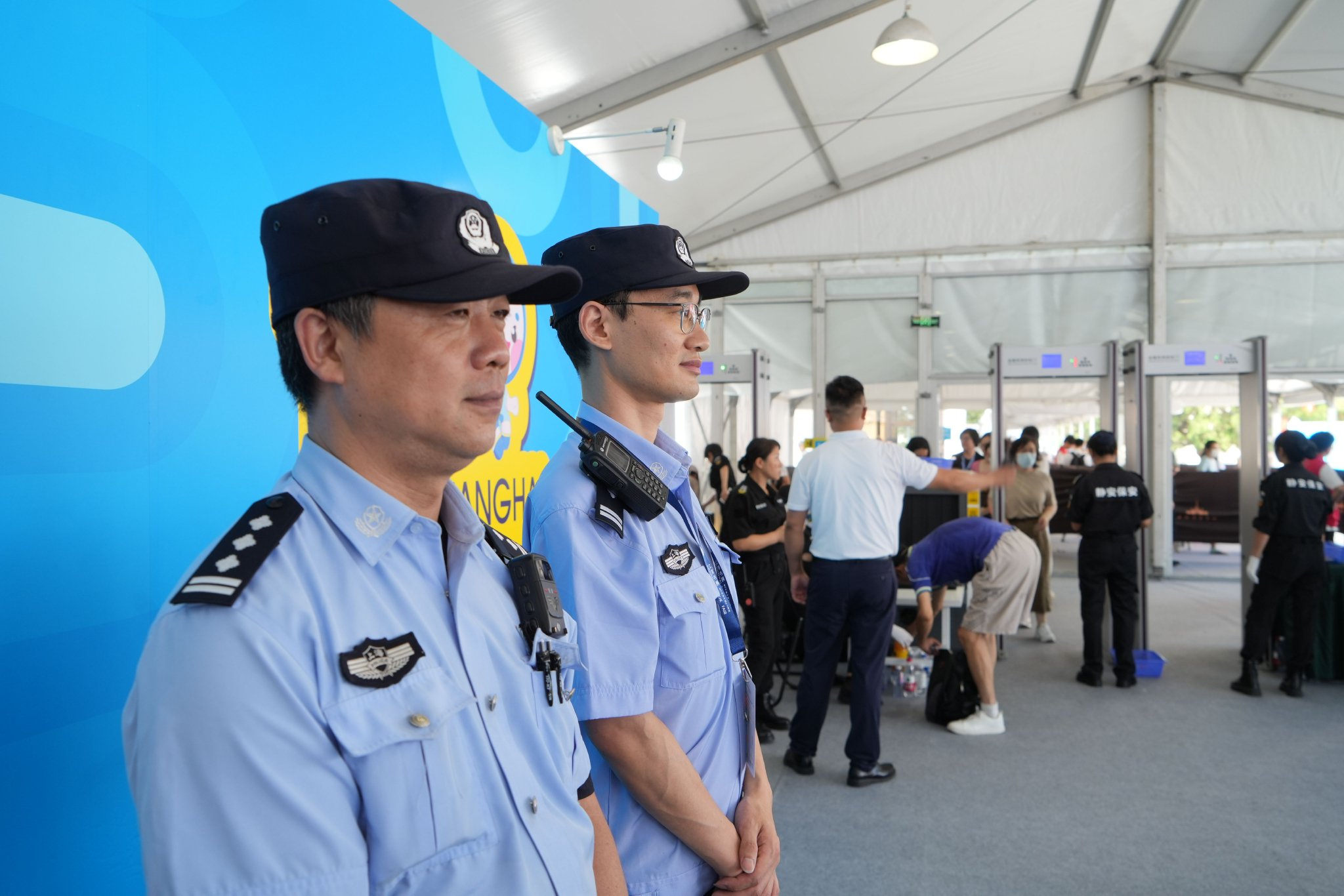 书展首日,在上海展览中心8号门的安检区域,由治安,刑警,特警组成的
