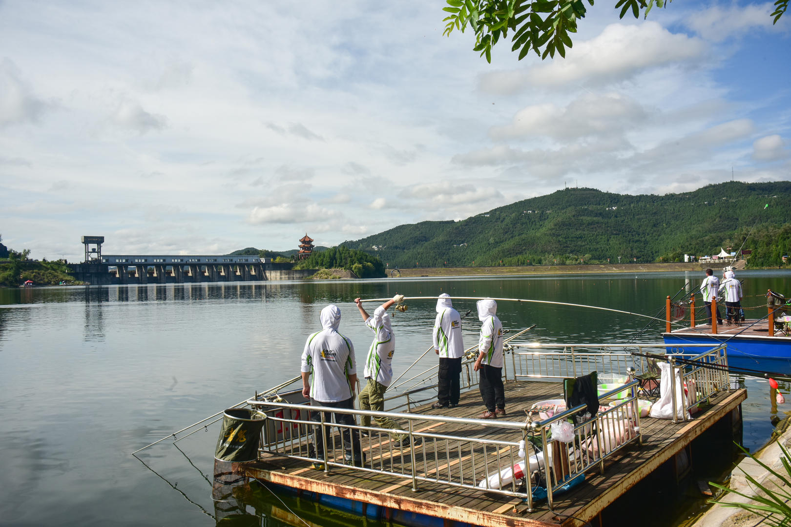 千人参赛中国升钟湖钓鱼大赛下月举行当地投放比赛有效鱼超10万公斤