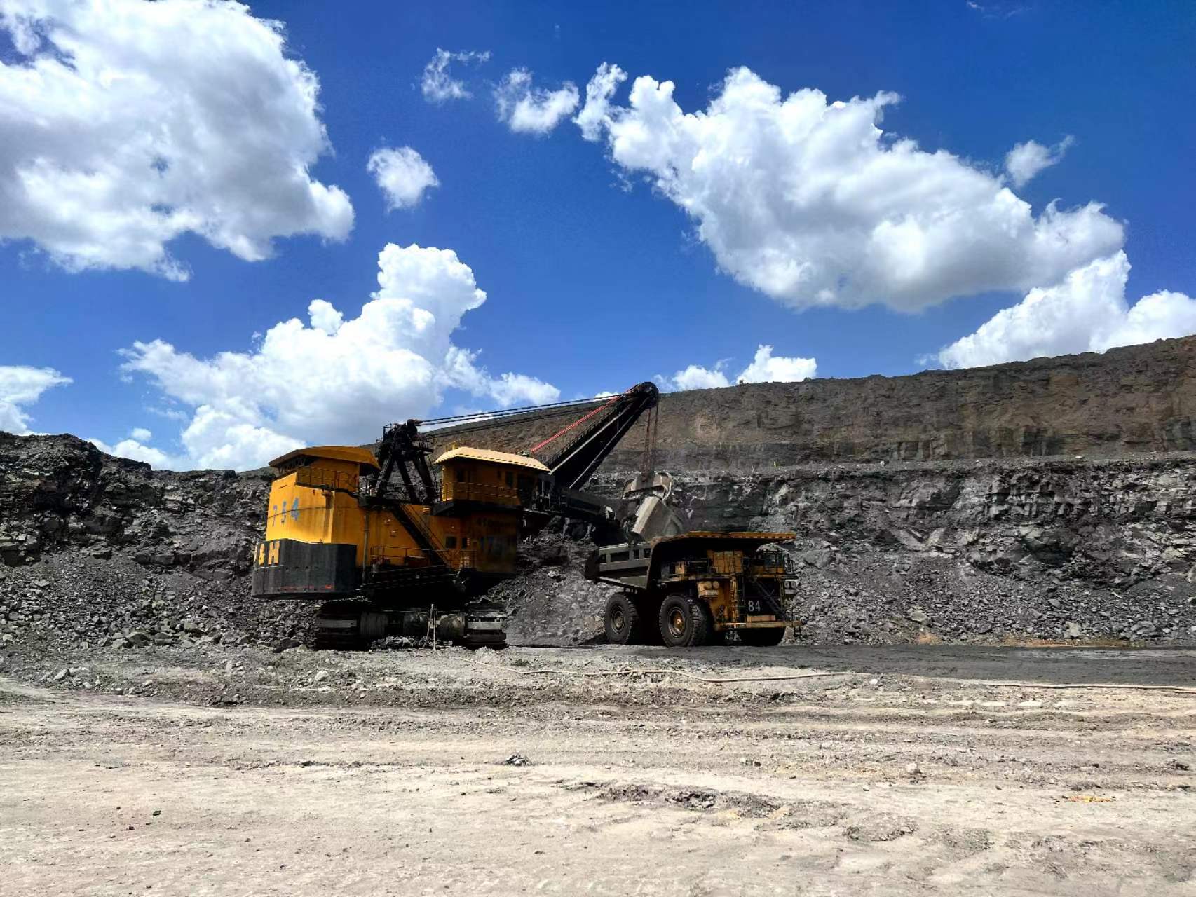 中煤平朔集团东露天矿内,电铲和卡车正在进行采装作业.