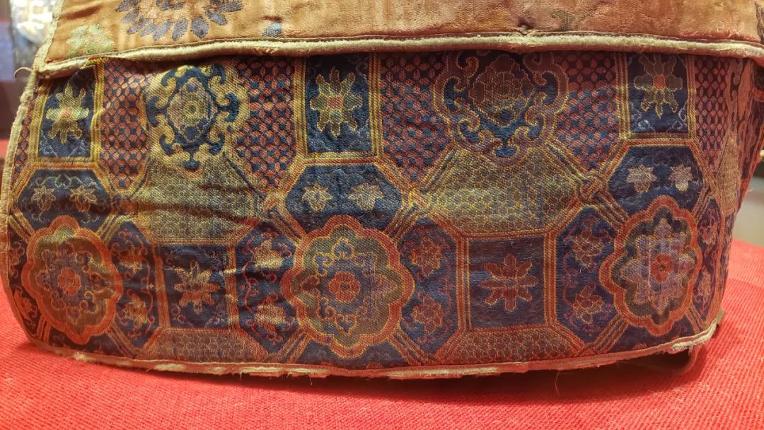 织锦缎面的裙甲.