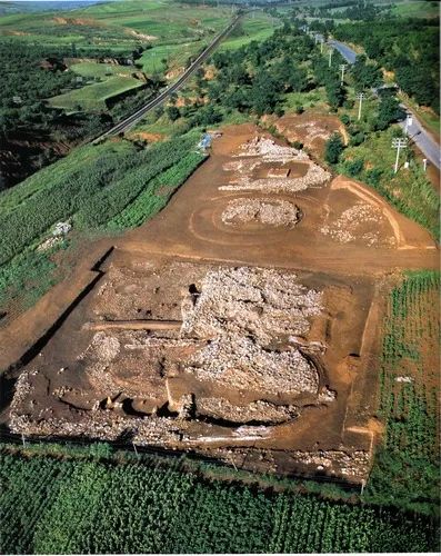 这是航拍的牛河梁遗址积石冢全景.新华社资料片