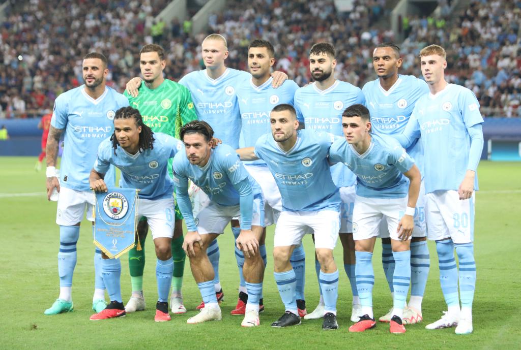 8月16日,曼城队首发球员在比赛前合影.