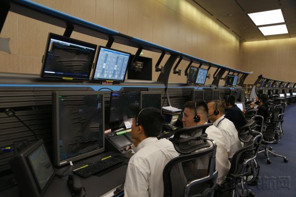 西南空管局管制员正在保障大运会航班