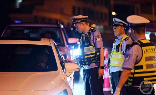 警方开展查酒驾专项行动.图片来源/江苏警方