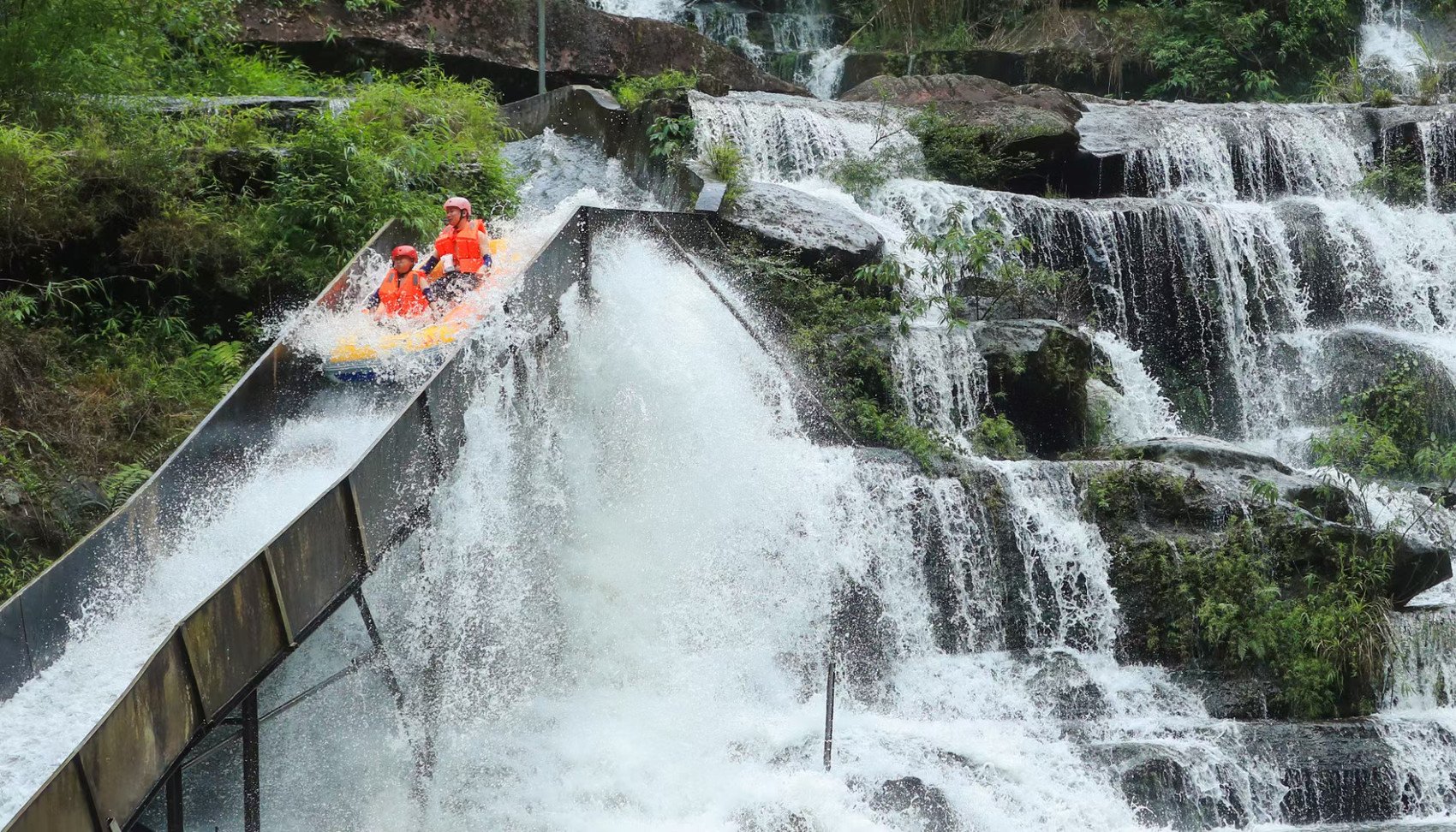 纳溪黄龙湖丛林漂流 &nbsp; &nbsp; 刘学懿 摄