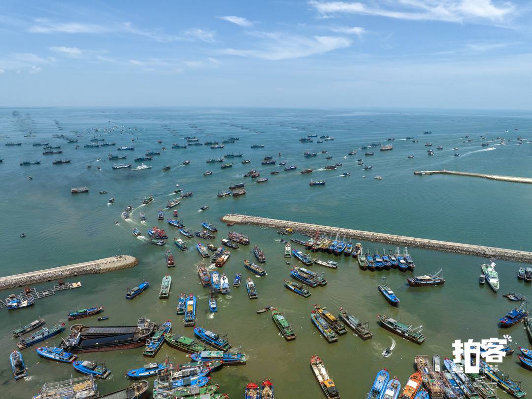 8月16日,在三亚崖州中心渔港,渔民整理渔网,准备出海捕鱼.