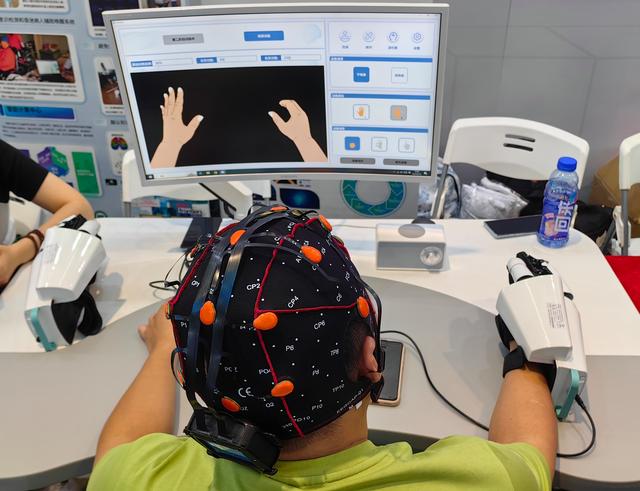 脑控智能轮椅,康复平台,多所高校的技术成果亮相世界机器人大会|机器