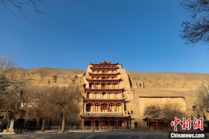 敦煌莫高窟标志性建筑九层楼,即第96号窟.敦煌研究院供图