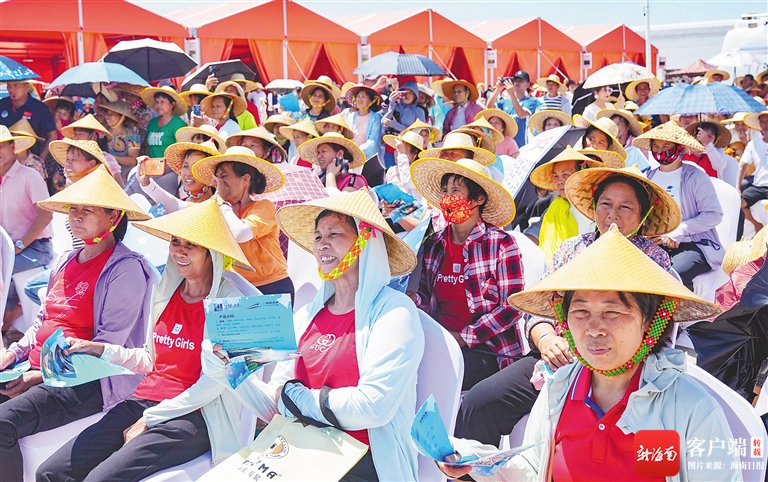 8月16日,临高县新盈镇新盈中心渔港,"渔婆"们在观看开渔仪式.