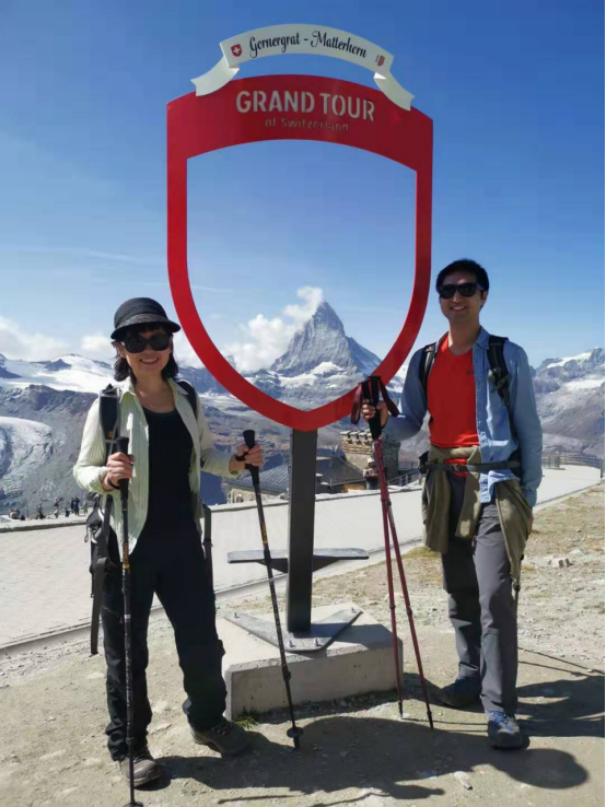 2019年，王冬冬在瑞士和好友登山