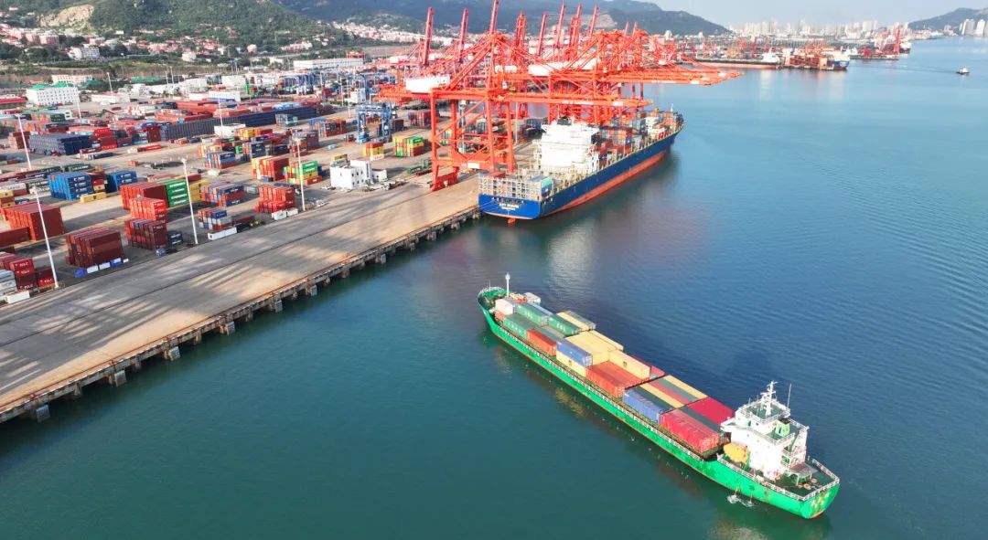 江苏连云港,进港货轮缓缓停靠码头.耿玉和摄(新华社发)