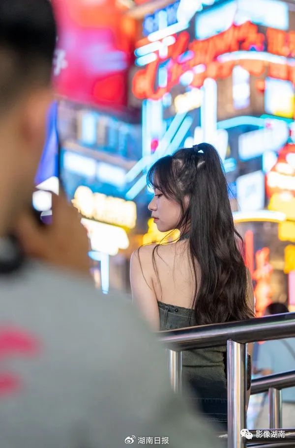 8月14日晚,长沙市天心区黄兴广场,游客在地铁站打卡拍照.